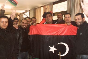 اعتصام الجرحى الليبيين في اليونان يرفع الجرحى العلم الليبي الجديد