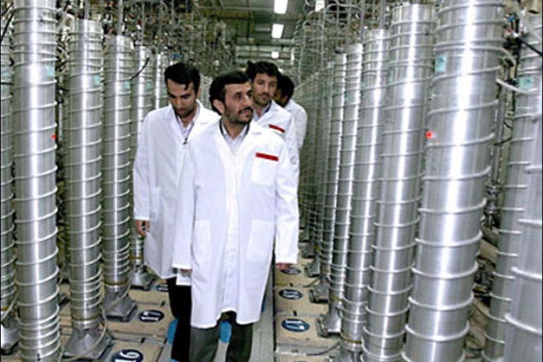 epa03054166 (FILE) A handout picture released by the presidential official website shows Iranian President Mahmoud Ahmadinejad inspecting the Natanz nuclear plant in central Iran, 08 March 2007. Reports on 09 January 2012 state that diplomats confirmed reports that Iran has allegedly started uranium enrichment at an underground bunker. EPA/IRAN'S PRESIDENCY OFFICE/HANDO HANDOUT EDITORIAL USE ONLY/NO SALES *** Local Caption *** 00000402130315