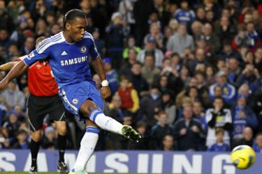 ف-Chelsea's Ivorian striker Didier Drogba scores from the penalty spot during the English Premier League football