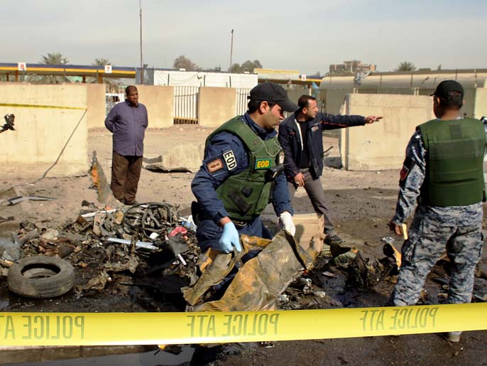 رجال أمن عراقيون في موقع تفجير حي المنصور غربي بغداد 