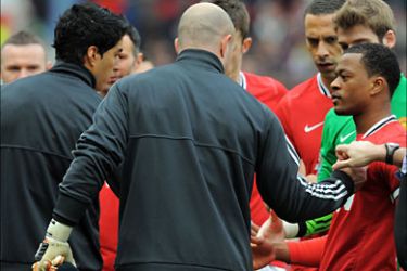 Manchester United's French defender Patrice Evra (R) and Liverpool's Uruguayan striker Luiz Suarez (L) fail to shake hands before the English Premier League football match
