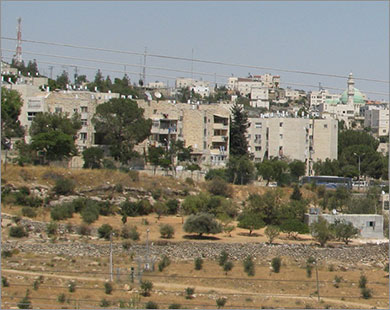 الطريق الترابي الذي شرّع القضاء الإسرائيلي إقامته في أراضي الفلسطينيين (الجزيرة نت)