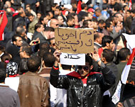 لافتة يرفعها متظاهر يحمل المشير مسؤولية الأحداث (الفرنسية)