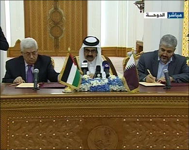 مشعل (يمين) وعباس يوقعان الاتفاق بحضور أمير قطر