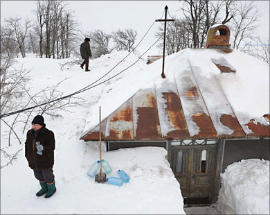 ارتفاع الثلوج تجاوز أسقف المنازل في بوخاريست برومانيا (الفرنسية)