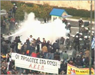 شوارع أثينا شهدت احتجاجات ومظاهرات ضد خطة التقشف الحكومية (الجزيرة-أرشيف)