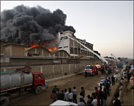 رجال إطفاء يحاولون إخماد حريق بمصنع في كراتشي في مارس/آذار 2008 (رويترز-أرشيف)