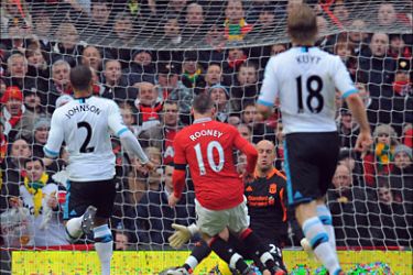 Manchester United's English striker Wayne Rooney (2nd L) scores their second goal during the English Premier League football match between Manchester United and Liverpool