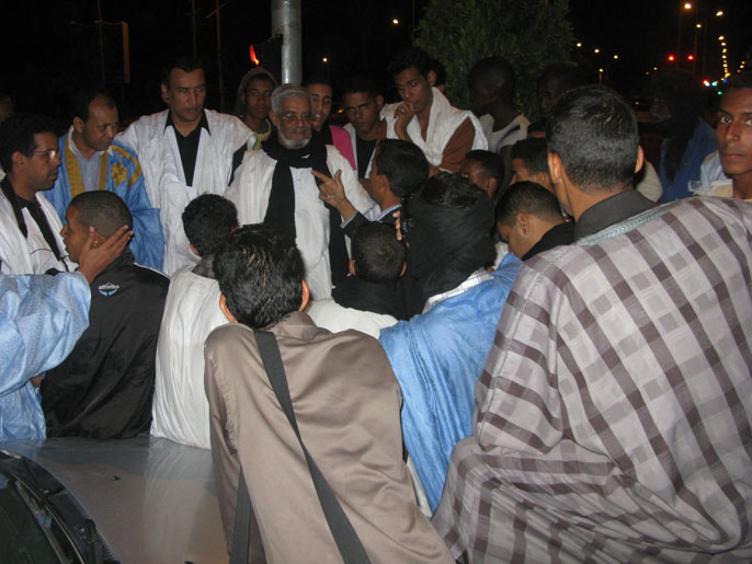 وقفة البرلمانيين والصحفيين أمام مفوضية شرطة العاصمة (الجزيرة ةنت)