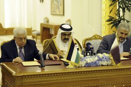 Palestinian President Mahmoud Abbas (L) and Hamas leader Khaled Meshaal (R) sign an agreement in Doha, in this February 6, 2012 handout picture released by the Palestinian Press Office (PPO).