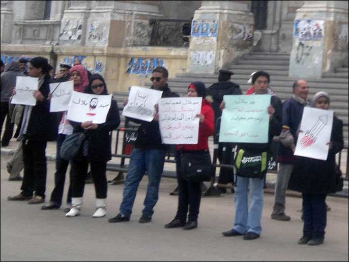 
نشطاء نددوا ببطء المحاكمة وطالبوا بالقصاص من القتلة (الجزيرة نت)
