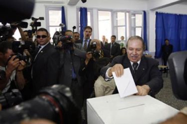 Algeria's President Abdelaziz Bouteflika casts his ballot in parliamentary elections in Algiers City 17 May 2007. Polls opened Thursday to elect a new parliament in Algeria, amid