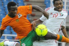 Sudan's Ahmed Bashir Abdalla (R) vies with Zambia's Isaac Chansa (L) during their Africa Cup of Nations (CAN 2012) football match in Bata on Feburary 4, 2012. AFP PHOTO / ABDELHAK SENNA