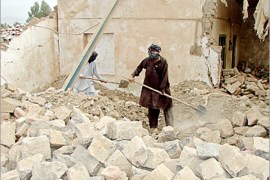 AFP / Pakistani tribesmen remove debris of a destroyed house after a missile strike at Miranshah in the Islamists stronghold of North Waziristan bordering Afghanistan, 03 November 03/11/2007