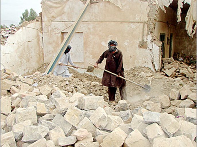 AFP / Pakistani tribesmen remove debris of a destroyed house after a missile strike at Miranshah in the Islamists stronghold of North Waziristan bordering Afghanistan, 03 November 03/11/2007