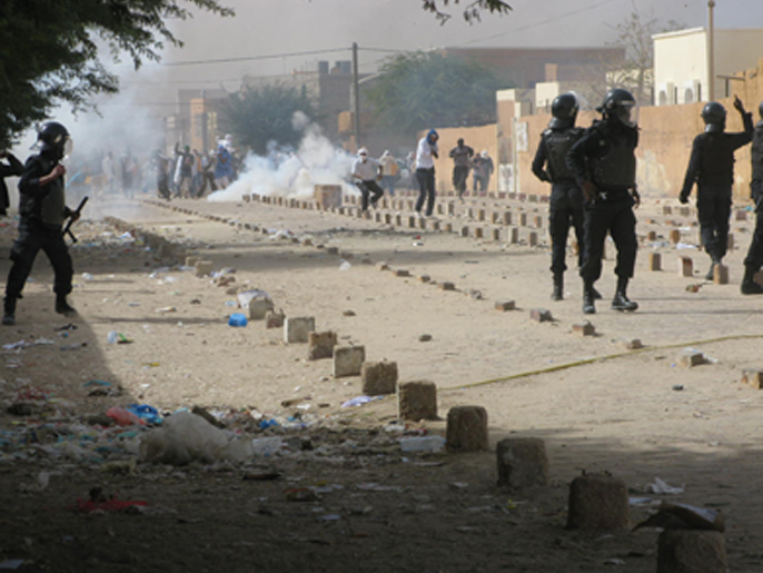 الطلاب رشقوا الشرطة بالحجارة وأغلقوا عددا من الشوارع المحيطة بالمعهد (الجزيرة نت)