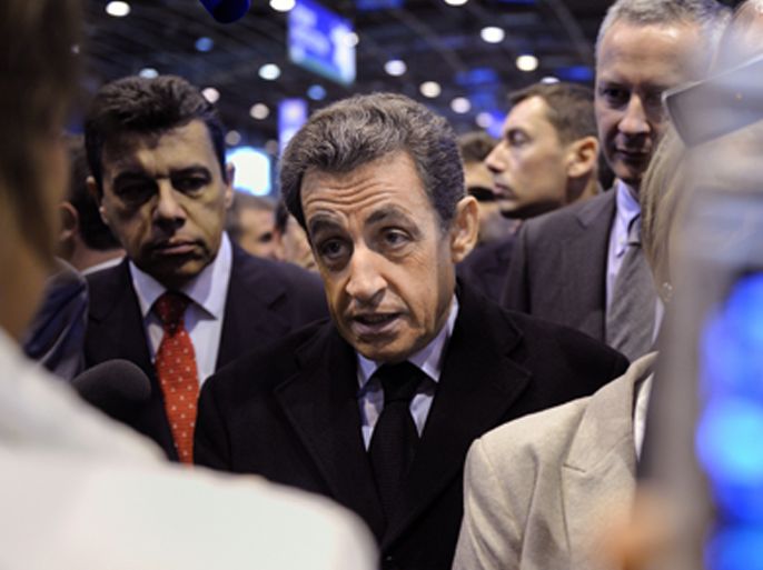 French President Nicolas Sarkozy (C) visits the Paris international agricultural fair at the Porte de Versailles exhibition center, on February 25, 2012 in Paris.