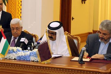 Qatari Emir Sheikh Hamad Bin Khalifa Al-Thani (C) Palestinian President Mahmoud Abbas (L) and Hamas leader Khaled Meshaal attend a signing ceremony in Doha