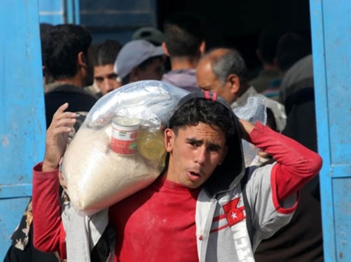 أونروا تقدم مساعدات غذائية ومالية لمئات اللاجئين في غزة