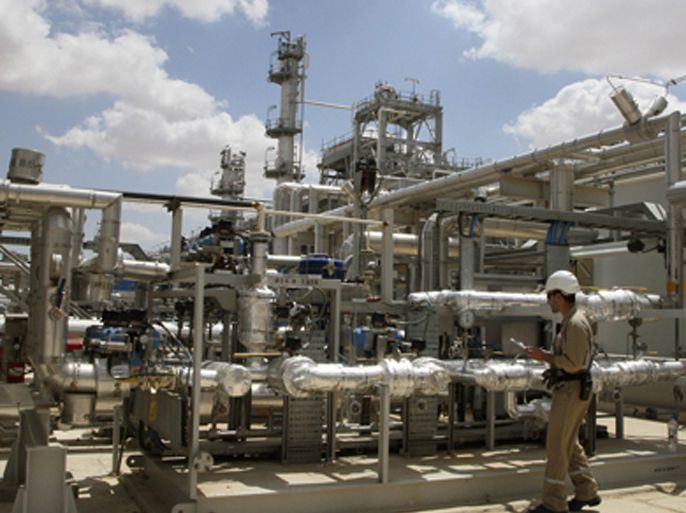 REUTERS\ A employee works in the Ebla natural gas plant near Homs, northeast of Damascus, April 22, 2010. Suncor Energy Inc, Canada's No. 1 oil and gas producer has begun producing