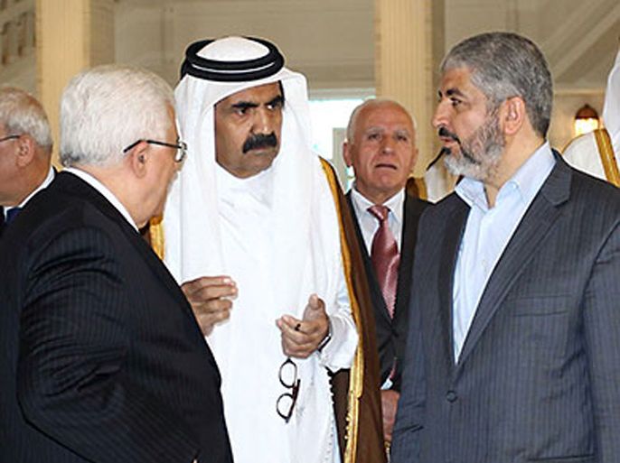 Qatari Emir Sheikh Hamad Bin Khalifa Al-Thani (C) talks with Palestinian President Mahmoud Abbas (L) and Hamas leader Khaled Meshaal at a signing ceremony in Doha, on February 6, 2012.