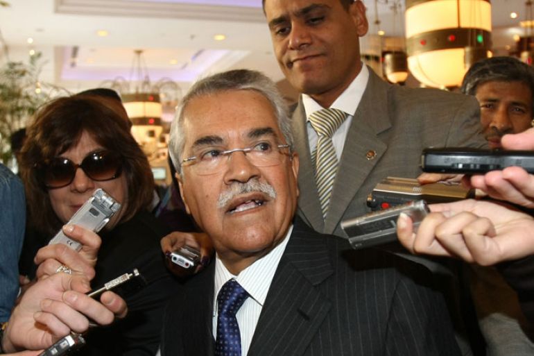 epa01955598 Saudi Minister of Petroleum Ali Ibrahim Naimi address the media prior to the opening session of the annual meetings of the Organization of Arab Petroleum Exporting Countries (OAPEC) in Cairo, Egypt, 05 December 2009. The meeting will review the Ministerial Council includes the approval of both general and judicial authority budgets of the organization for year 2010, and cooperation with regional and international organisations in the field of environment and climate change. EPA/KHALED ELFIQI