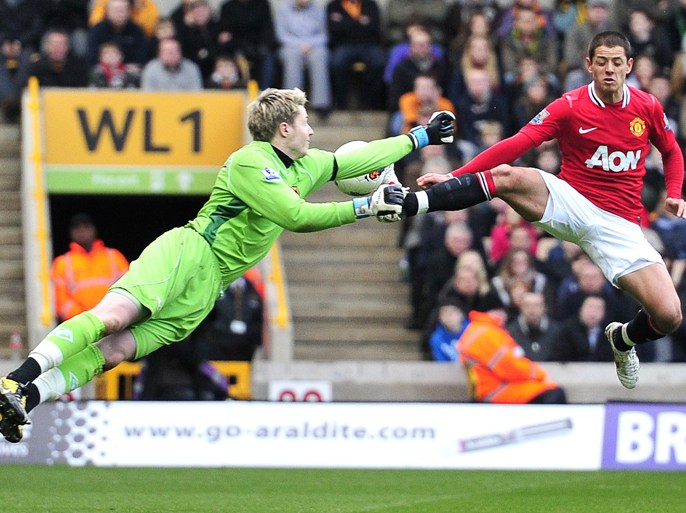 Manchester United's Mexican striker Javier Hernandez (R) vies with Wolverhampton Wanderers' Welsh goalkeeper Wayne Hennessey (L) during their English Premier League football match at Molineux Stadium in Wolverhampton on March 18, 2012.