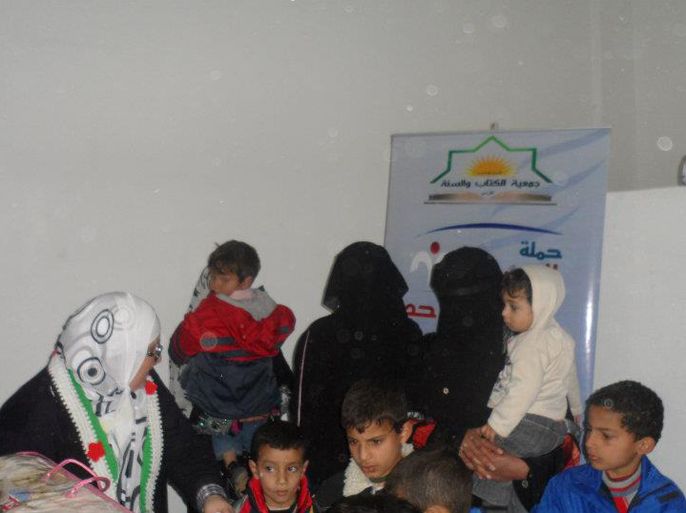 عائلات سورية في الرمثا شمال الاردن تتسلم مساعدات من إحدى الجمعيات الأهلية - ارشيف