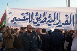 المتظاهرون يقولون إن الفدرالية بداية تقسيم ليبيا ( الجزيرة نت).