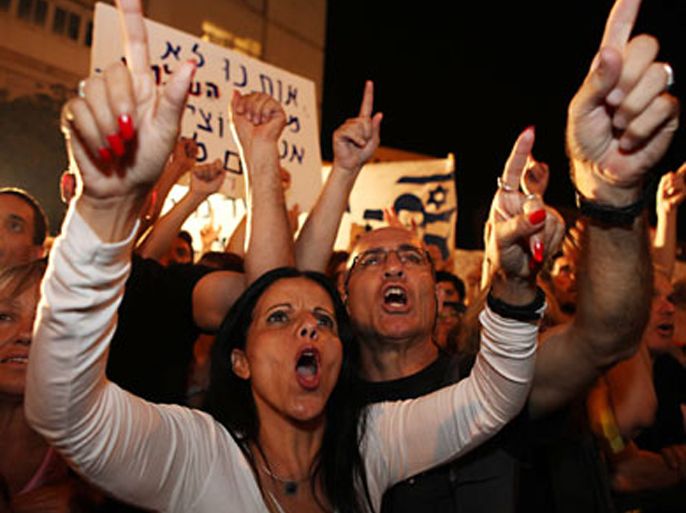 f_Israelis chant slogans as they march to the residence of Israel's Prime Minister Benjamin Netanyahu in Jerusalem on August 6, 2011