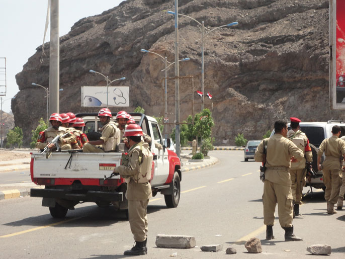جنود من الجيش اليمني في نقطة عسكرية بعدن (الجزيرة-أرشيف)