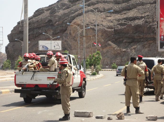 جنود من الجيش اليمني في نقطة عسكرية بعدن الجزيرة نت