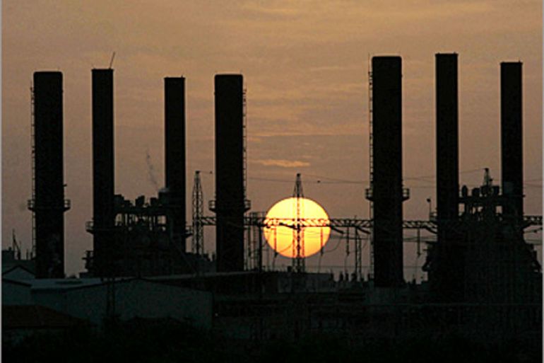 AFP/ The sun sets behind the main Palestinian electricity company, Al-Nuseirat, in the central Gaza Strip, 20 January 2008. Gaza reeled from power outages today as Israel continued to seal off the Hamas-run territory, despite
