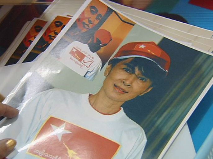 بطاقات تذكارية لزعيمة المعارضة اون سان سو تشي