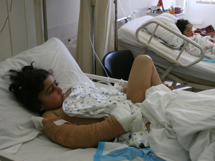 طفلتان من سوريا تعالجان بمستشفى بشمال لبنان بعد اكتظاظ المستشفيات بسوريا(الفرنسية)