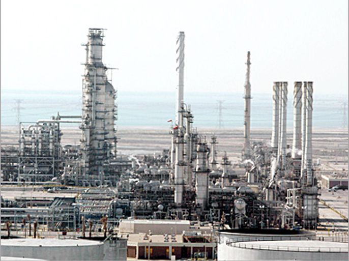 A general view shows Ras Tannura's oil production plant near Dammam in Saudi Arabia's eastern province, 27 December 2004. The world's number one producer and exporter, which already sits on 261 billion barrels of oil reserves, hopes to increase recoverable oil reserves by 200 billion barrels. Saudi Arabia's oil reserves make up a quarter of the global total. AFP PHOTO/BILAL QABALAN