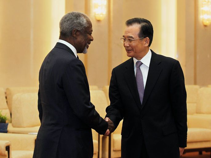 Former UN secretary general Kofi Annan (L) shakes hands with Chinese Premier Wen Jiabao (R) during their meeting at the Great Hall of People in Beijing on March 27, 2012. International envoy Kofi Annan on March 27 called for China's help and advice as he met with Premier Wen Jiabao on a trip to