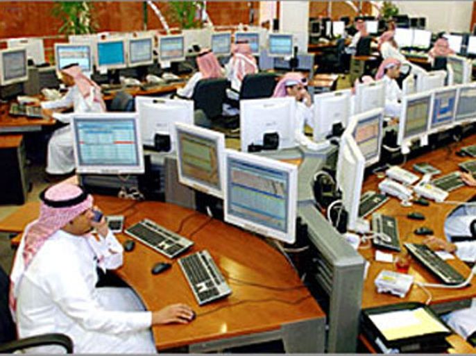 saudi employees work the phones inside the traders room at the saudi investment bank in riyadh 19 march 2006. the saudi stock market, the largest in the arab world, fluctuated (الفرنسية)