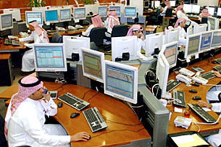 saudi employees work the phones inside the traders room at the saudi investment bank in riyadh 19 march 2006. the saudi stock market, the largest in the arab world, fluctuated (الفرنسية)