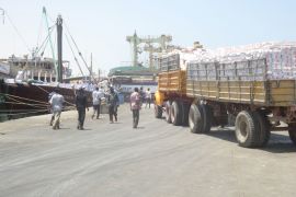 صورة سفينة تفرغ شحنتها على شاحنة في ميناء بوصاصو التجاري