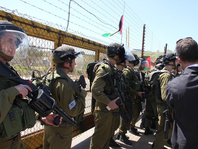 مواجهات محدودة اندلعت يين الفلسطينيين وجنود الاحتلال نهاية الاعتصام(الجزيرة)