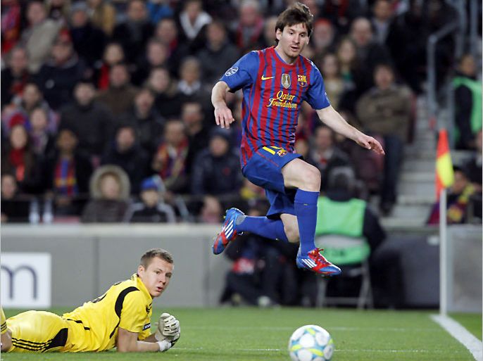 Barcelona's Lionel Messi (R) scores his fourth goal past Bayer Leverkusen's goalkeeper Bernd Leno during their Champions League last 16 second leg soccer match at Nou Camp stadium in Barcelona March 7, 2012. REUTERS/Albert Gea (SPAIN - Tags: SPORT SOCCER)