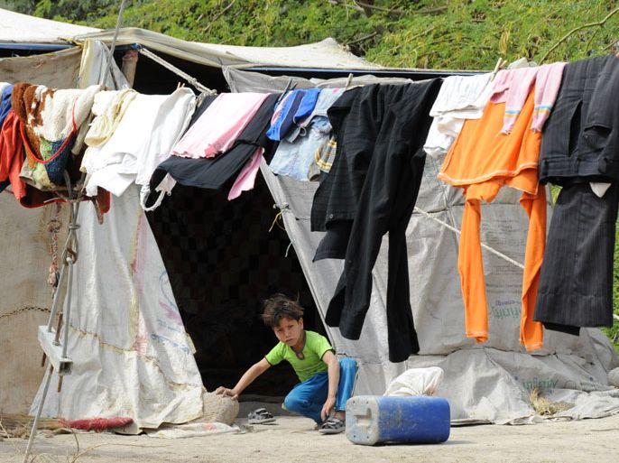 اطفال سوريون لاجئة تسكن في خيام مع عائلتها بمنطقة غور الصافي جنوب الاردن - الأردن متردد بشأن مخيمات السوريين - محمد النجار – عمان