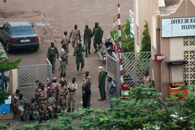 epa03154103 Malian soldiers take control of the state-owned Radio and Television station in Bamako, Mali, 21 March 2012. Reports indicate that an undefined number of soldiers in Bamako have mutinied and surrounded the state