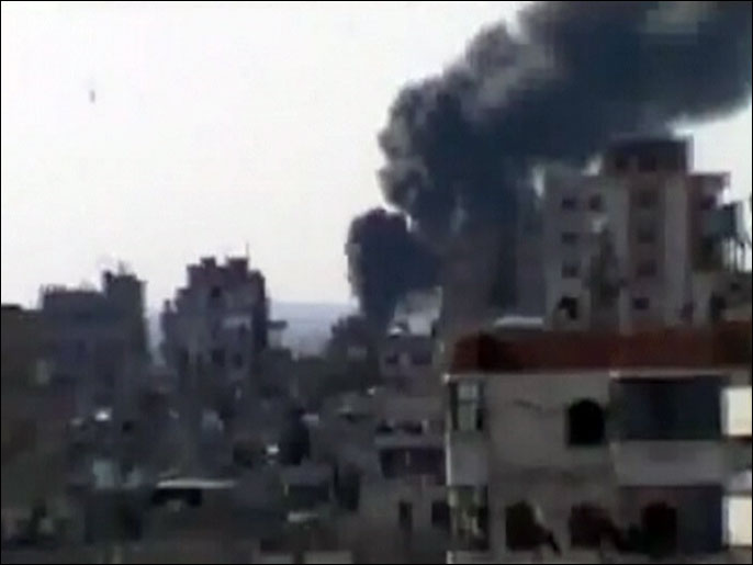 يتهم ناشطون قوات النظام بقصف المناطق السكنية في حمص دون تمييز (الجزيرة)