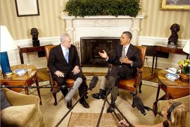 US President Barack Obama (R) meets with Israeli Prime Minister Benjamin Netanyahu in the Oval Office of the White House in Washington, DC, May 20, 2011. Obama announced on Thursday in his long-awaited speech on the "Arab Spring" revolts that territorial lines in place before the 1967 Arab-Israeli war should be the basis for a peace deal, a move Netanyahu has long opposed. AFP PHOTO / Jim WATSON