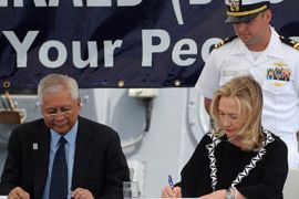 us secretary of state hillary clinton (r), beside philippine foreign affairs secretary alberto del rosario (l), signs a declaration marking the 60 years since the united states signed a security treaty with the philippines on board the uss fitzgerald, a us navy destroyer, docked at the manila bay on november 16, 2011. (الفرنسية)
