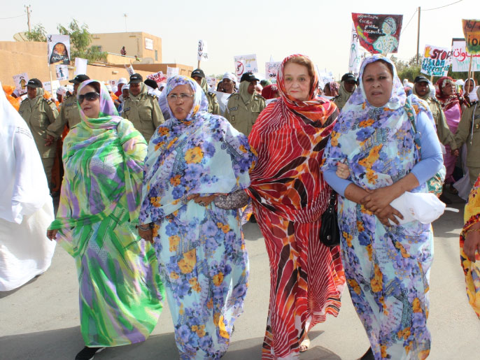 ‪مسيرة نسائية لقصر الرئاسة تندد بالعنف ضد النساء في موريتانيا‬ مسيرة نسائية لقصر الرئاسة تندد بالعنف ضد النساء في موريتانيا (الجزيرة)