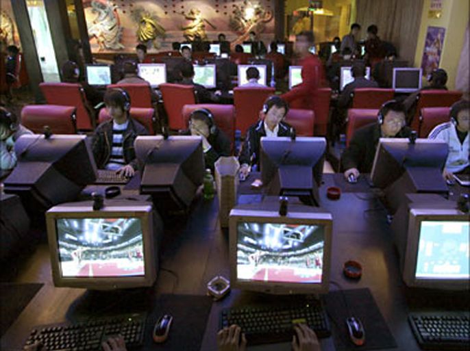 r_people use computers inside an internet cafe in xining, northwestern china's qinghai province, in this november 10, 2006 file photo. a new grass-roots movement is underway (رويترز)