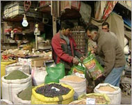 تجار إيرانيون استخدموا طرقا تجارية بديلة عن التعامل عن طريق البنوك (الجزيرة-أرشيف)